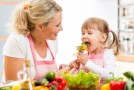 Cibo e salute, i medici: d’estate attenzione all’alimentazione dei bambini