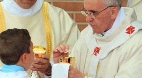 Papa Francesco: in Eucaristia pane e vino diventano Corpo e Sangue di Cristo