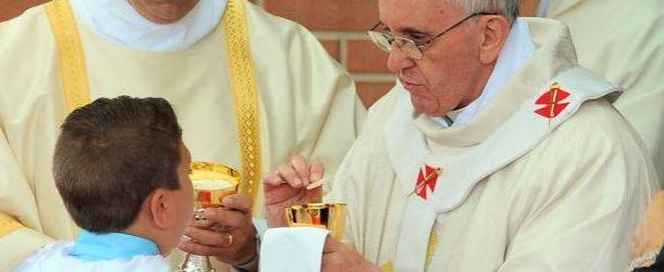 Papa Francesco: in Eucaristia pane e vino diventano Corpo e Sangue di Cristo