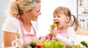 Cibo e salute, i medici: d’estate attenzione all’alimentazione dei bambini